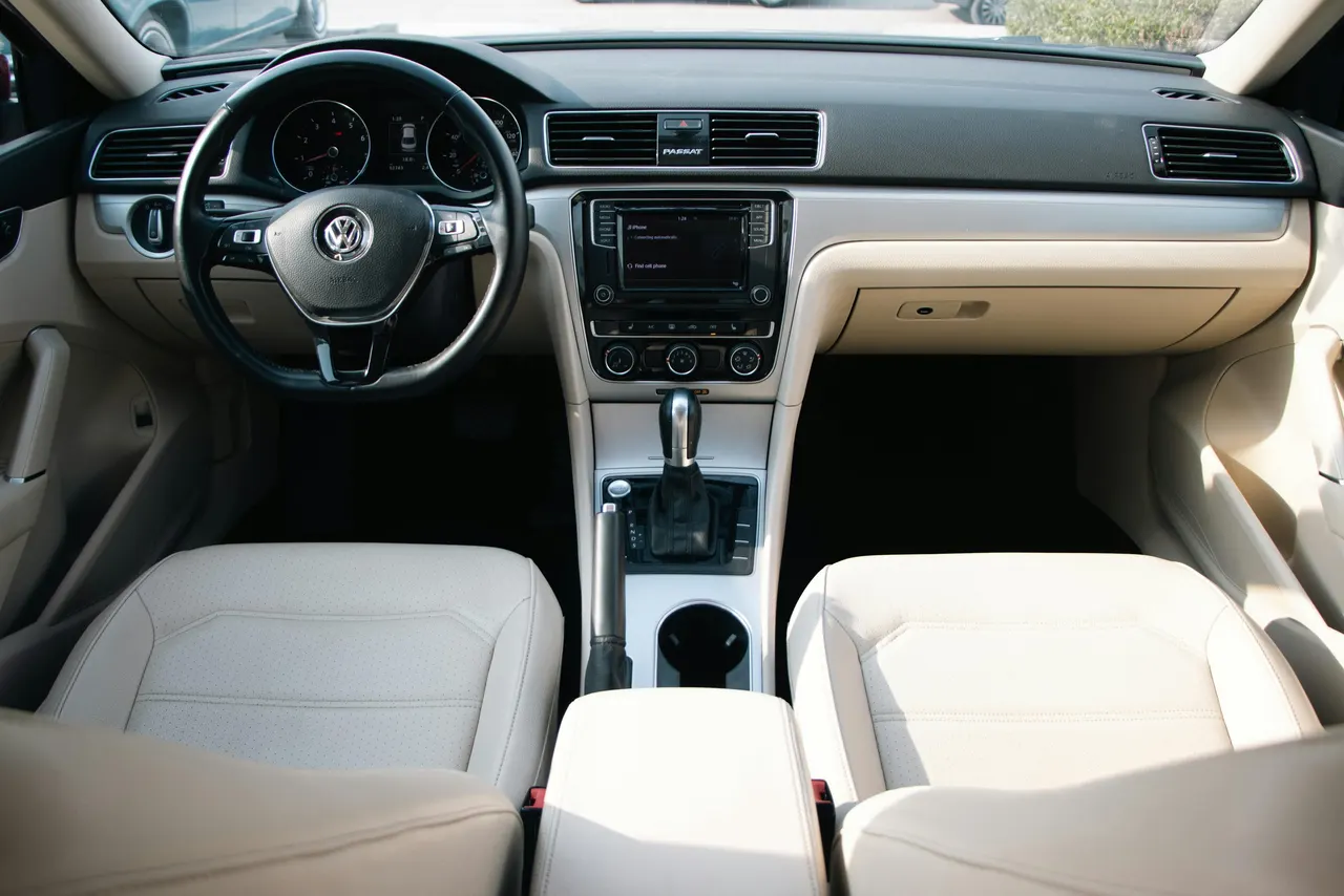 Салон Volkswagen Passat с селектором P R N D S на центральной консоли